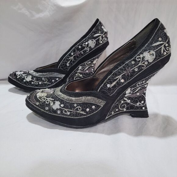 Qupid Elegant Black and Silver Embroidered Wedge Shoes - Picture 7 of 12